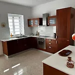Seaview 2 Bedroom In Qui-si-sana, Apartamento