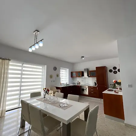 Seaview 2 Bedroom In Qui-si-sana, Appartamento Sliema