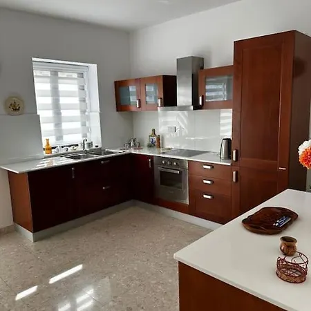 Seaview 2 Bedroom In Qui-si-sana, Apartment