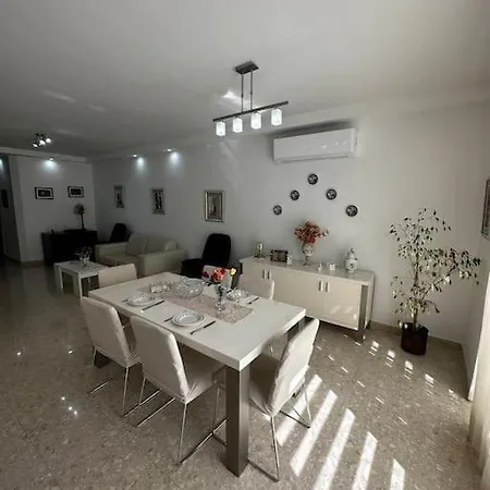 Seaview 2 Bedroom In Qui-si-sana, Апартаменты Слима